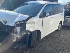 Тойота Вокси