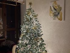 Продам елку с уже намотаной гирляндой «роса», 210см