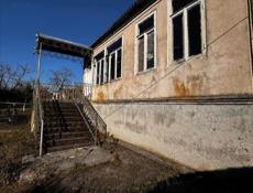 Продается дом с участком 15 сот в с Дранда , по трассе .