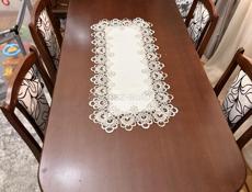 Стол и четыре стула 