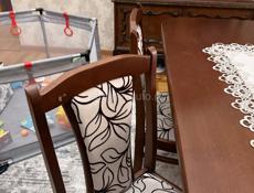 Стол и четыре стула 