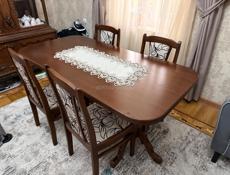 Стол и четыре стула 