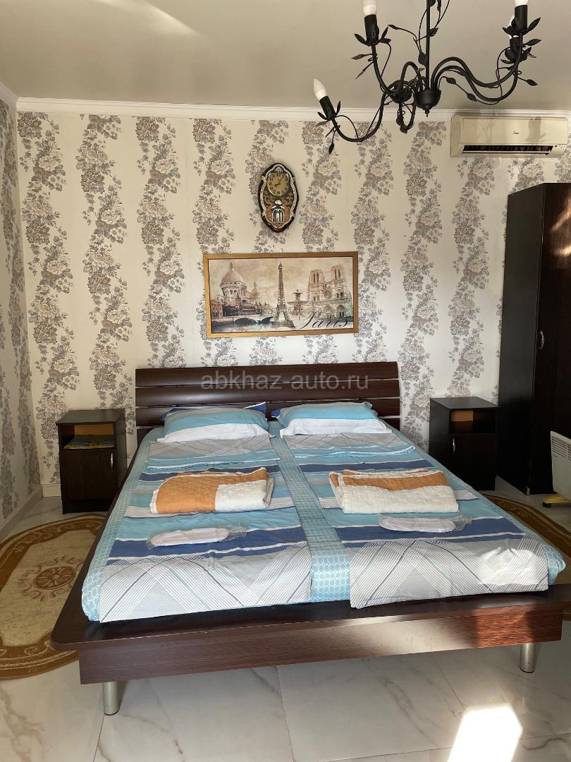 Сдам по суточно домик на 2х человек , с кухней и санузлом 