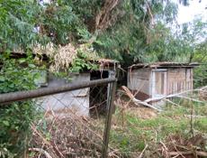 Участок в хорошем месте.