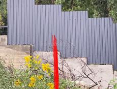 Участок в хорошем месте.