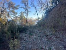 Очень хороший участок в живописном месте с выходои к морю . 