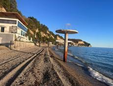 Очень хороший участок в живописном месте с выходои к морю . 