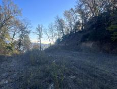 Очень хороший участок в живописном месте с выходои к морю . 