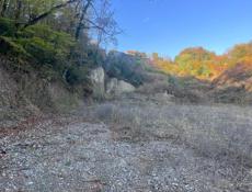 Очень хороший участок в живописном месте с выходои к морю . 