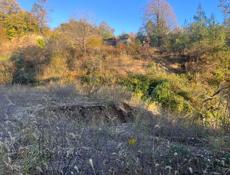 Очень хороший участок в живописном месте с выходои к морю . 