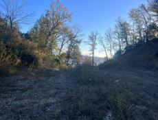 Очень хороший участок в живописном месте с выходои к морю . 