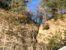 Очень хороший участок в живописном месте с выходои к морю . 