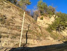 Очень хороший участок в живописном месте с выходои к морю . 