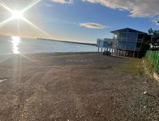 Очень хороший участок в живописном месте с выходои к морю . 