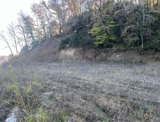 Очень хороший участок в живописном месте с выходои к морю . 