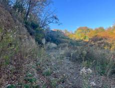 Очень хороший участок в живописном месте с выходои к морю . 