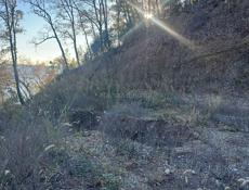 Очень хороший участок в живописном месте с выходои к морю . 