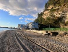 Очень хороший участок в живописном месте с выходои к морю . 