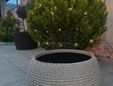 кашпо из ротанга, корзинки, шары новогодние и многое другое