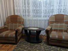 Два кресла и стол 