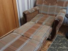 Кресла и журнальный столик 