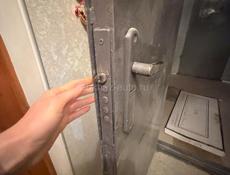 Железная дверь и меж комнатная  