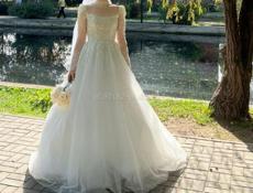 Продается свадебное платье размер  (46-48)  покупали за 128т отдаю за 45(  отдам в подарок карсет/ юбку)