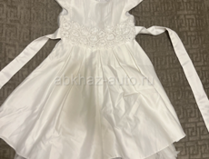 Платье белое  нарядное для девочки 122-128 см