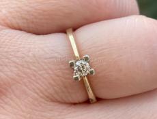 Срочно продается бриллиантовое кольцо размер камня 0.3 кр