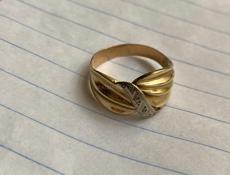 Золотое кольцо с осколками бриллианта