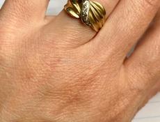 Золотое кольцо с осколками бриллианта