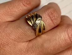 Золотое кольцо с осколками бриллианта 