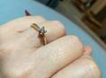Срочно продается кольцо с одним большим бриллиантам размер камня 0,3