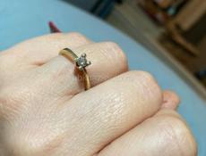 Срочно продается кольцо с одним большим бриллиантам размер камня 0,3