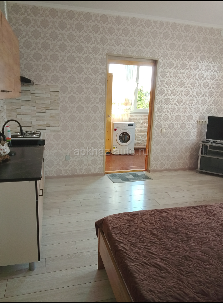 Сдам на длительный срок  студию на двоих ,в десяти минутах от берега,  