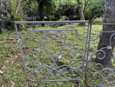 Кованые перила на балкон от квартиры с балконами 5этажного дома