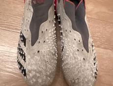 Бутсы адидас придатор в хорошем качестве мало раз одевал размер 36-37