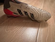 Бутсы адидас придатор в хорошем качестве мало раз одевал размер 36-37