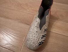 Бутсы адидас придатор в хорошем качестве мало раз одевал размер 36-37