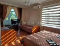 Срочно заходи и живи квартира в Пицунде . 