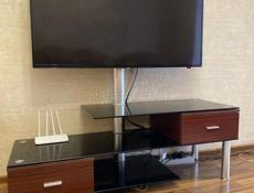 Продается стеклянная тумба с родным кронштейном для телевизора. 