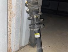 Передни амортизатор справи старана тоиота краун