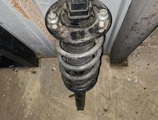 Передни амортизатор справи старана тоиота краун 