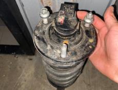 Передни амортизатор справи старана тоиота краун