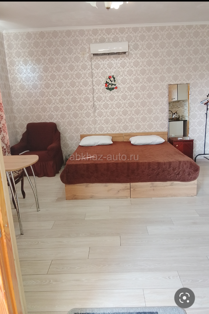 Сдам на длительный срок  студию на двоих ,в десяти минутах от берега,  