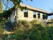 УЧАСТОК НИЖНЯЯ ЭШЕРА ПО ТРАССЕ  С ВЕТХИМ СТРОЕНИЕМ 