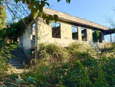 УЧАСТОК НИЖНЯЯ ЭШЕРА ПО ТРАССЕ  С ВЕТХИМ СТРОЕНИЕМ 