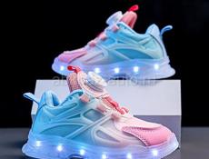 Светящиеся кроссовки. Новые 