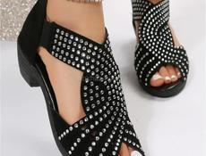 Сандалии со стразами. Новые 