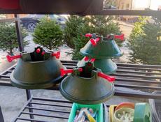 Продаются подставки под ёлочки любых размеров , а также дацкие ёлочки 🌲  Центральный рынок Маргарита